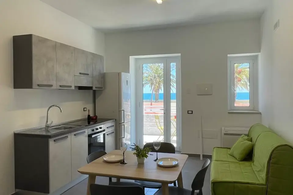 Fronte mare Montegiordano · Levante, primo piano, la cucina