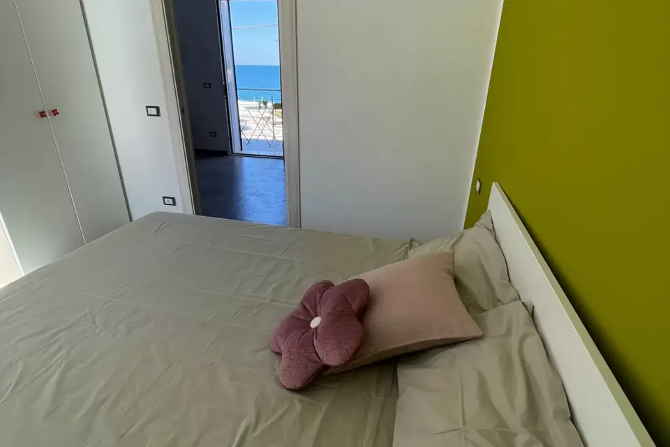 Fronte mare Montegiordano · Levante, primo piano, la camera