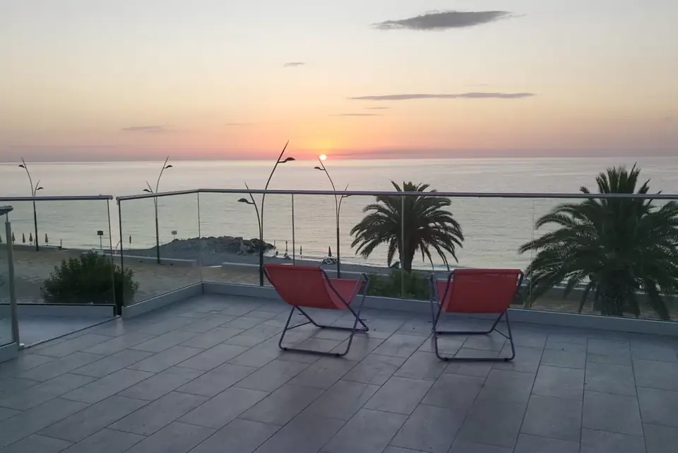 Fronte mare Montegiordano · Sirio destro, la terrazza
