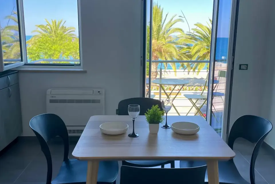 Fronte mare Montegiordano · Sirio destro, la zona pranzo