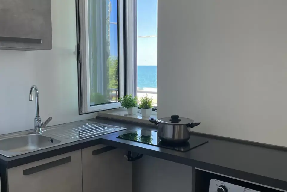 Fronte mare Montegiordano · Sirio destro, la cucina