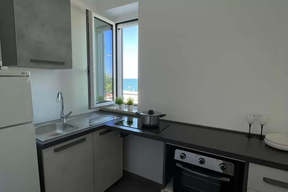 Fronte mare Montegiordano · Sirio sinistro, la cucina