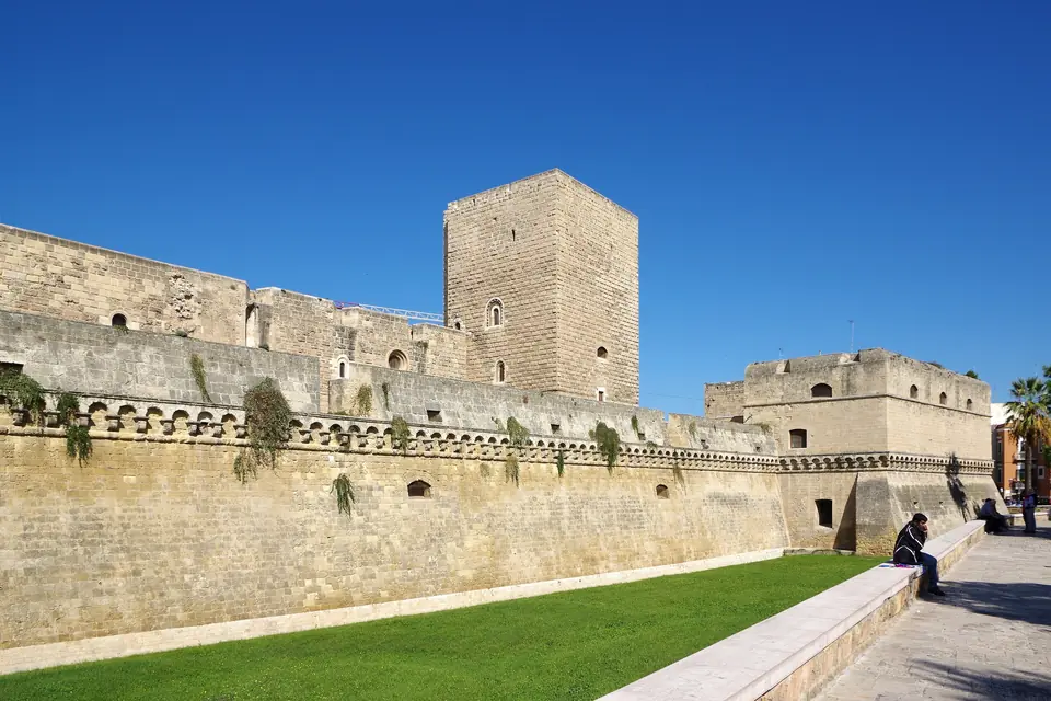 Il Castello Normanno-Svevo di Bari con il fossato
