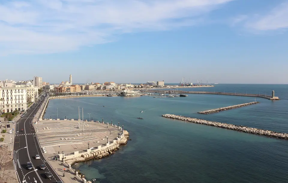 Il lungomare di Bari (Araldo di Crollalanza) visto dall'alto, con Bari Vecchia sullo sfondo