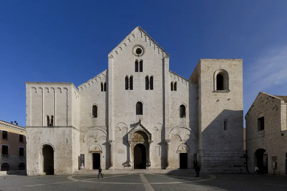 La facciata della Basilica di San Nicola a Bari