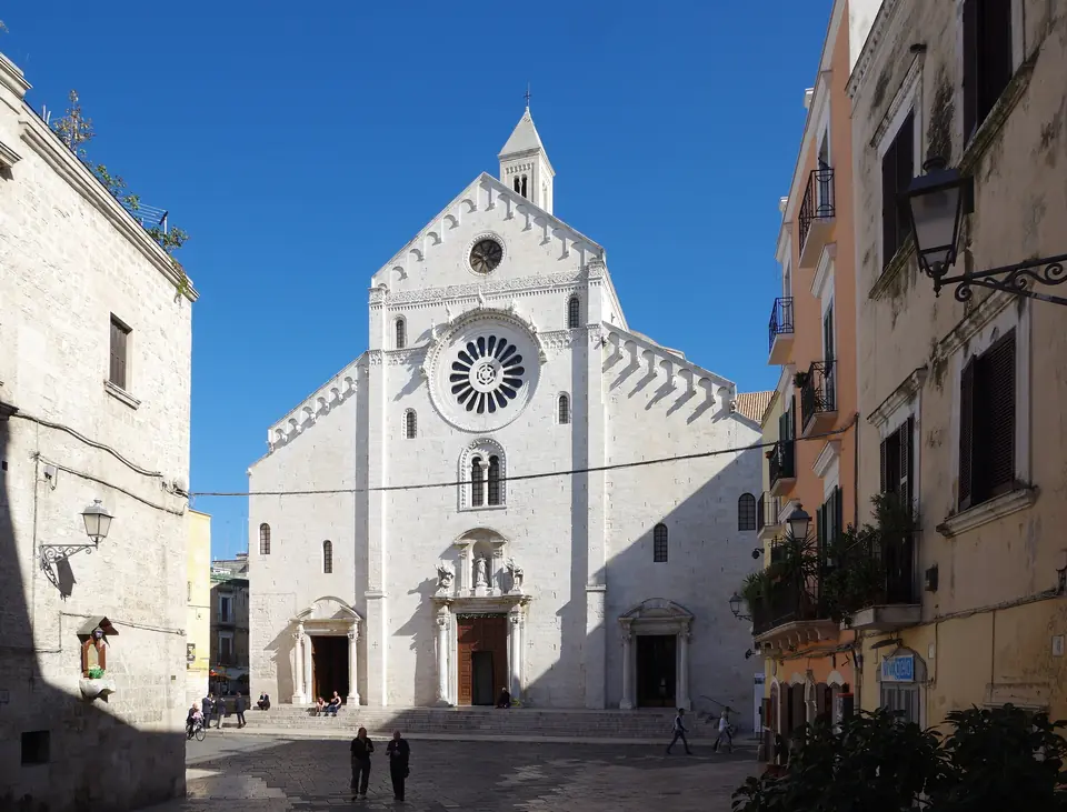La Cattedrale di San Sabino a Bari, vista da Piazza dell'Odegitria