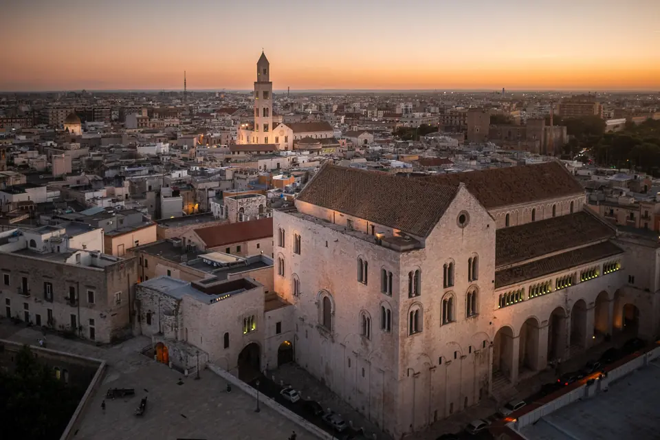 Bari Vecchia dall'alto al tramonto: la Basilica di San Nicola in primo piano e il campanile della Cattedrale di San Sabino sullo sfondo