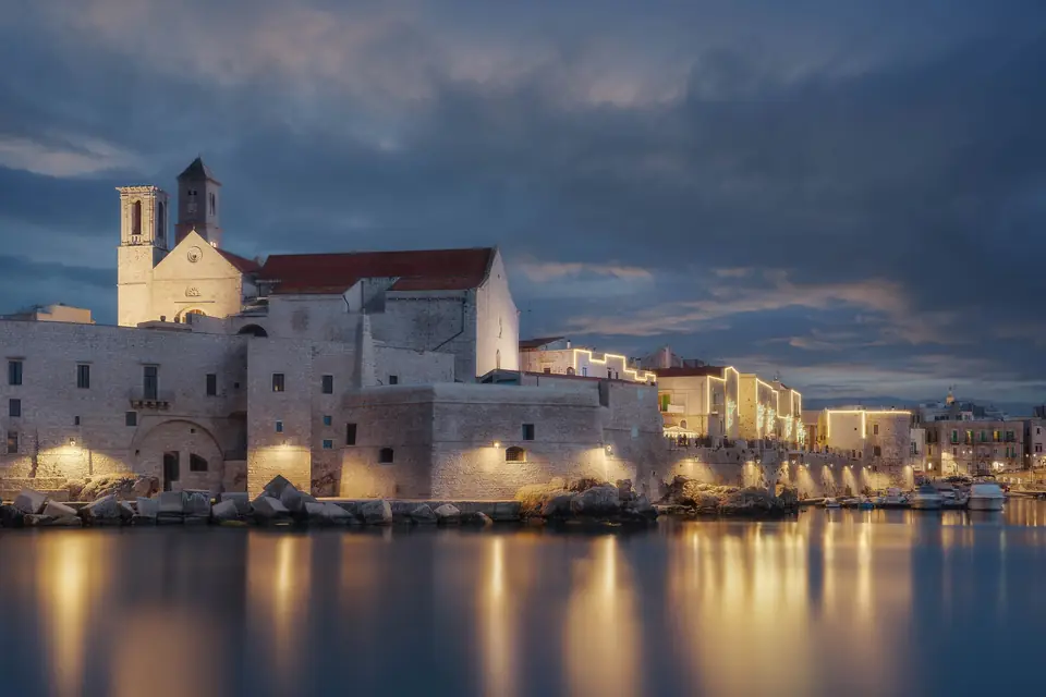 La Concattedrale di Santa Maria Assunta di Giovinazzo sul mare, all'ora blu