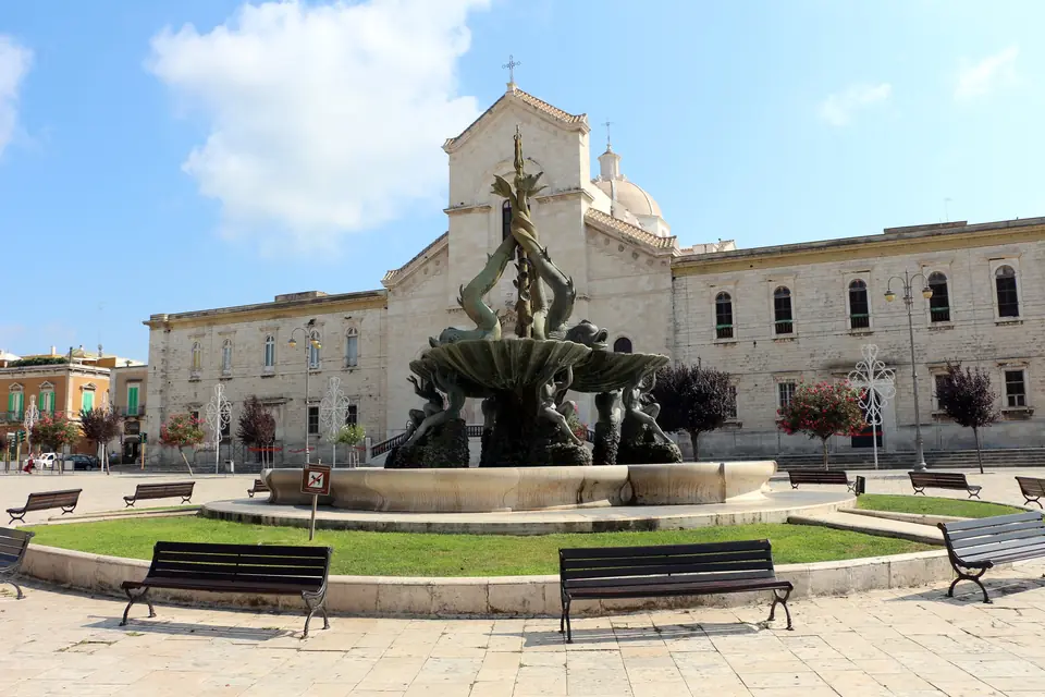 Piazza Vittorio Emanuele II a Giovinazzo, con la fontana di Tommaso Piscitelli (1933) e la chiesa di San Domenico