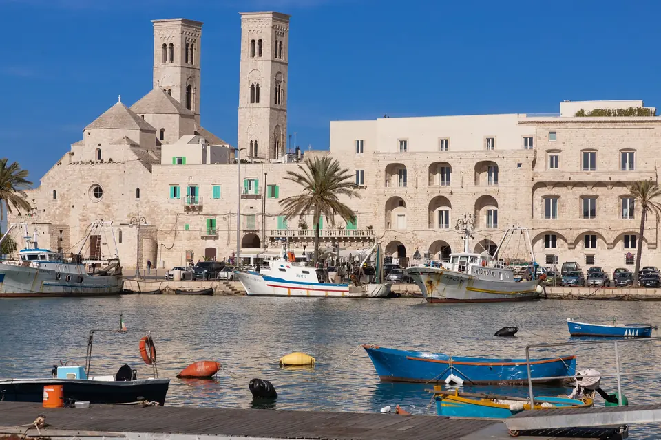 Il Duomo vecchio di San Corrado a Molfetta visto dal porto, con le barche dei pescatori