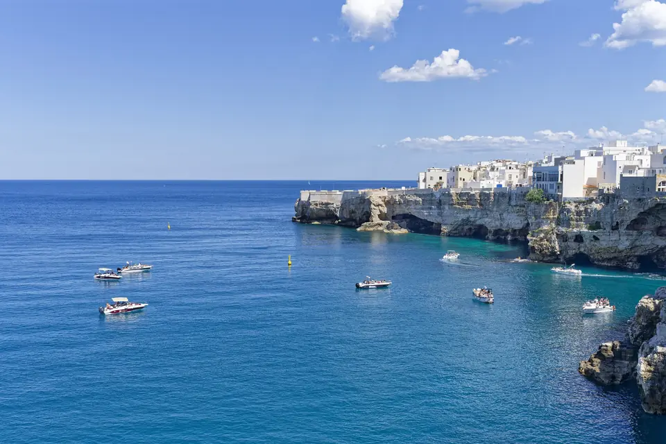 Polignano a Mare, il borgo bianco sulle falesie a picco sul mare