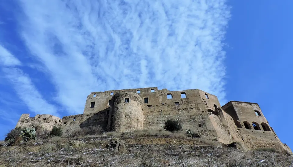 Il castello svevo di Rocca Imperiale visto da sud, con la torre cilindrica