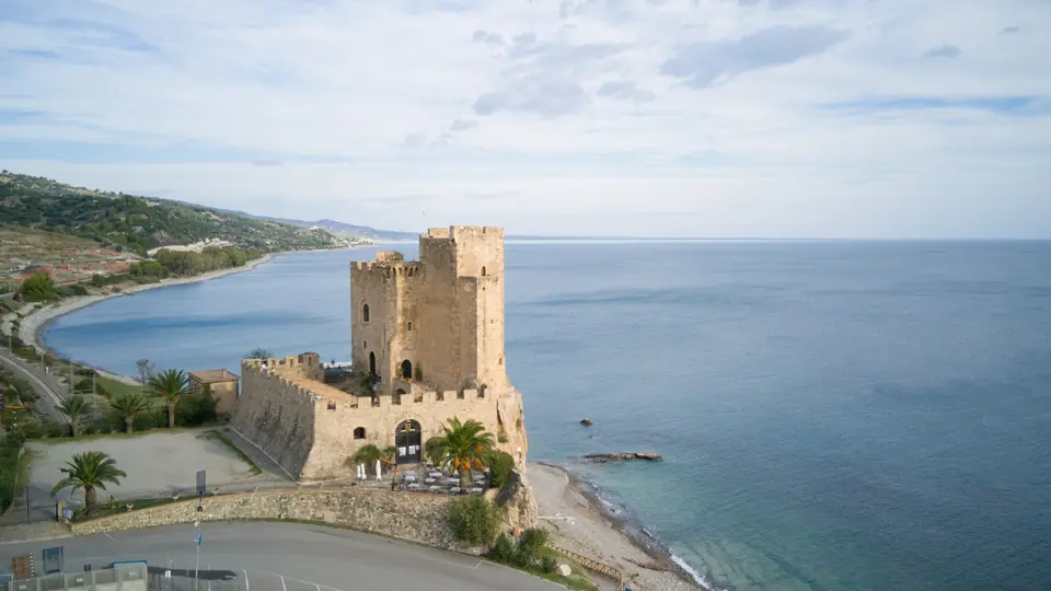 Il Castello di Roseto Capo Spulico (Castrum Petrae Roseti) sullo scoglio, sulla costa ionica