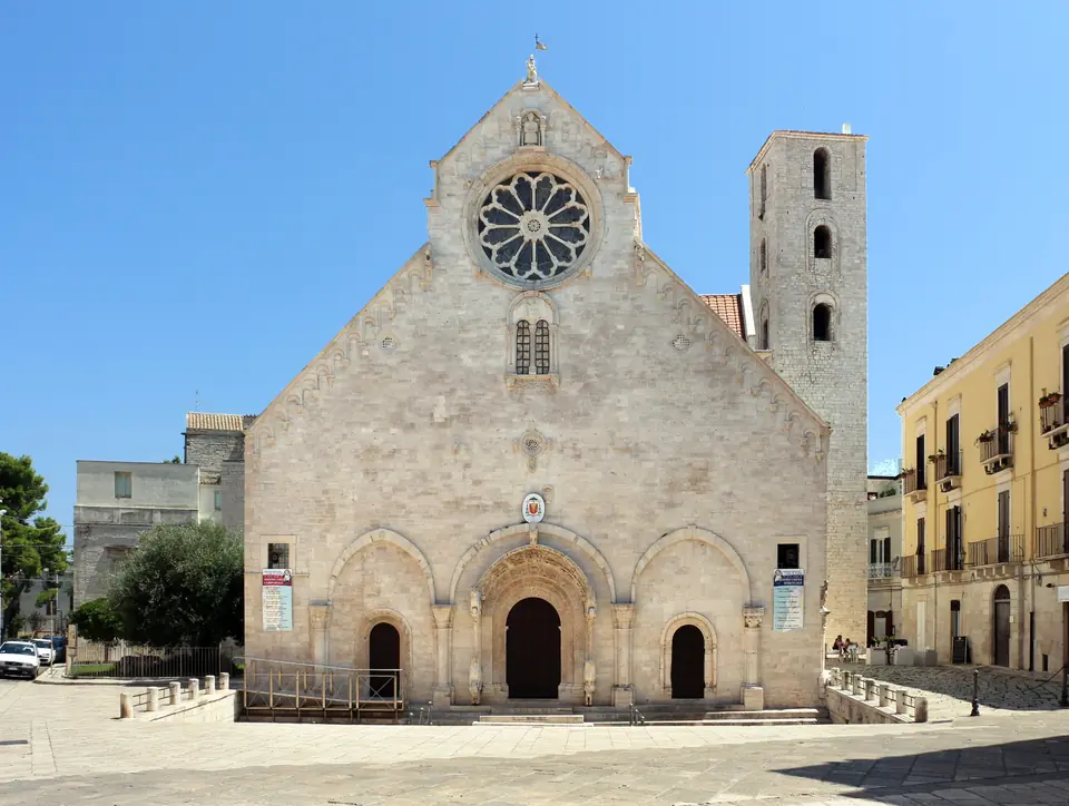 La facciata romanica della Cattedrale di Santa Maria Assunta a Ruvo di Puglia, con il rosone e il campanile