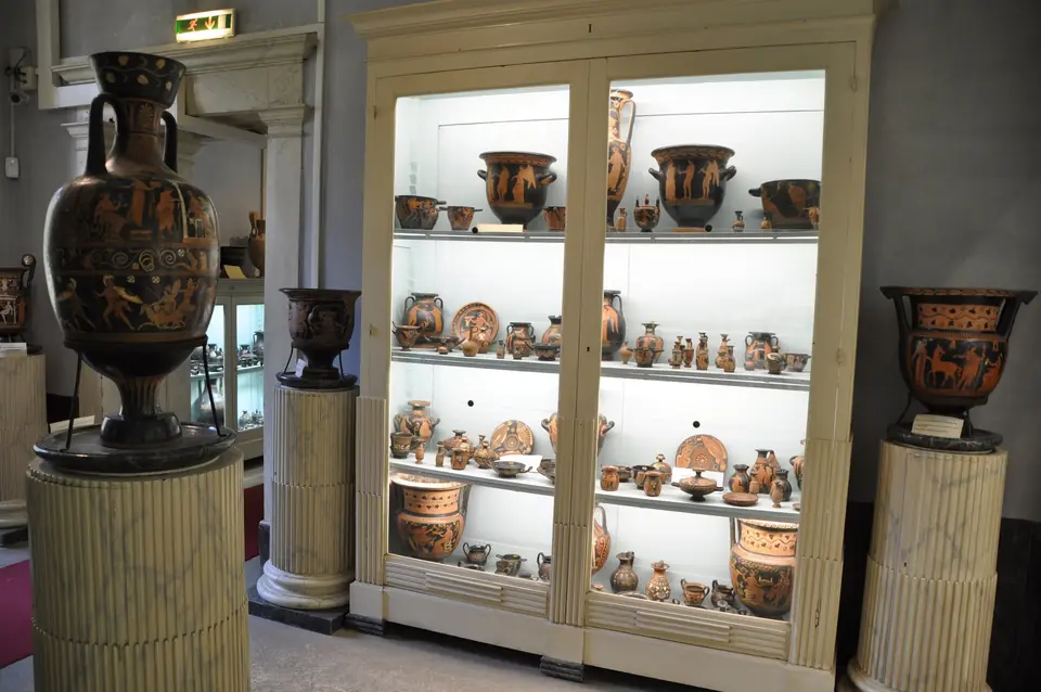 Una sala del Museo Nazionale Jatta a Ruvo di Puglia, con i vasi apuli e le vetrine ottocentesche