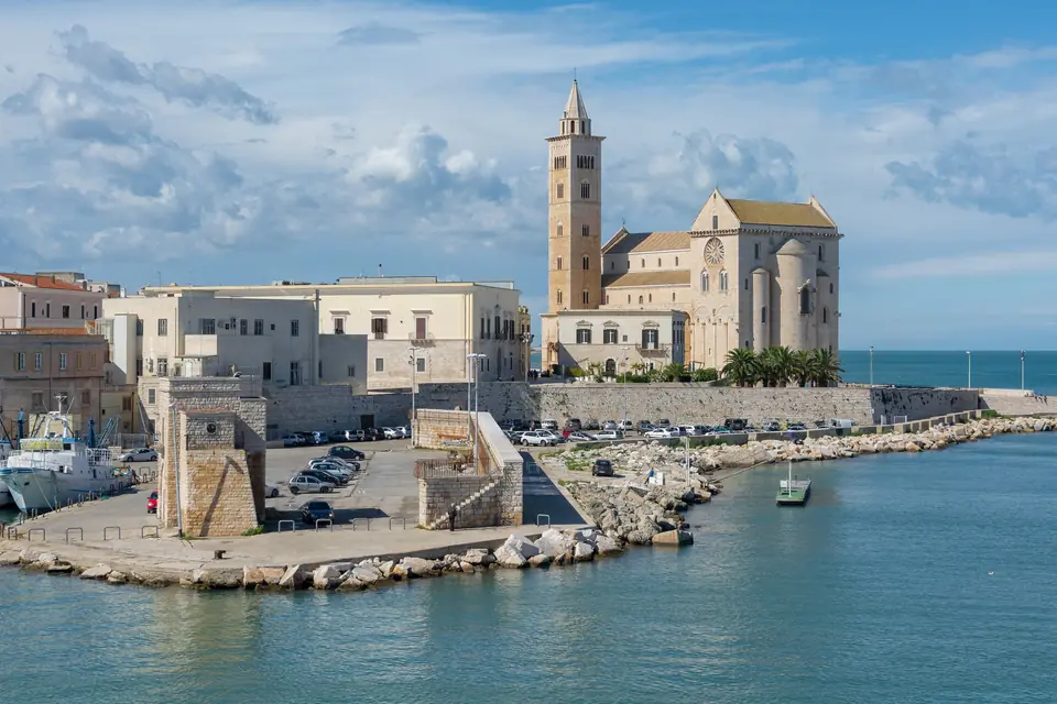 La Cattedrale di San Nicola Pellegrino a Trani, sul mare accanto al porto